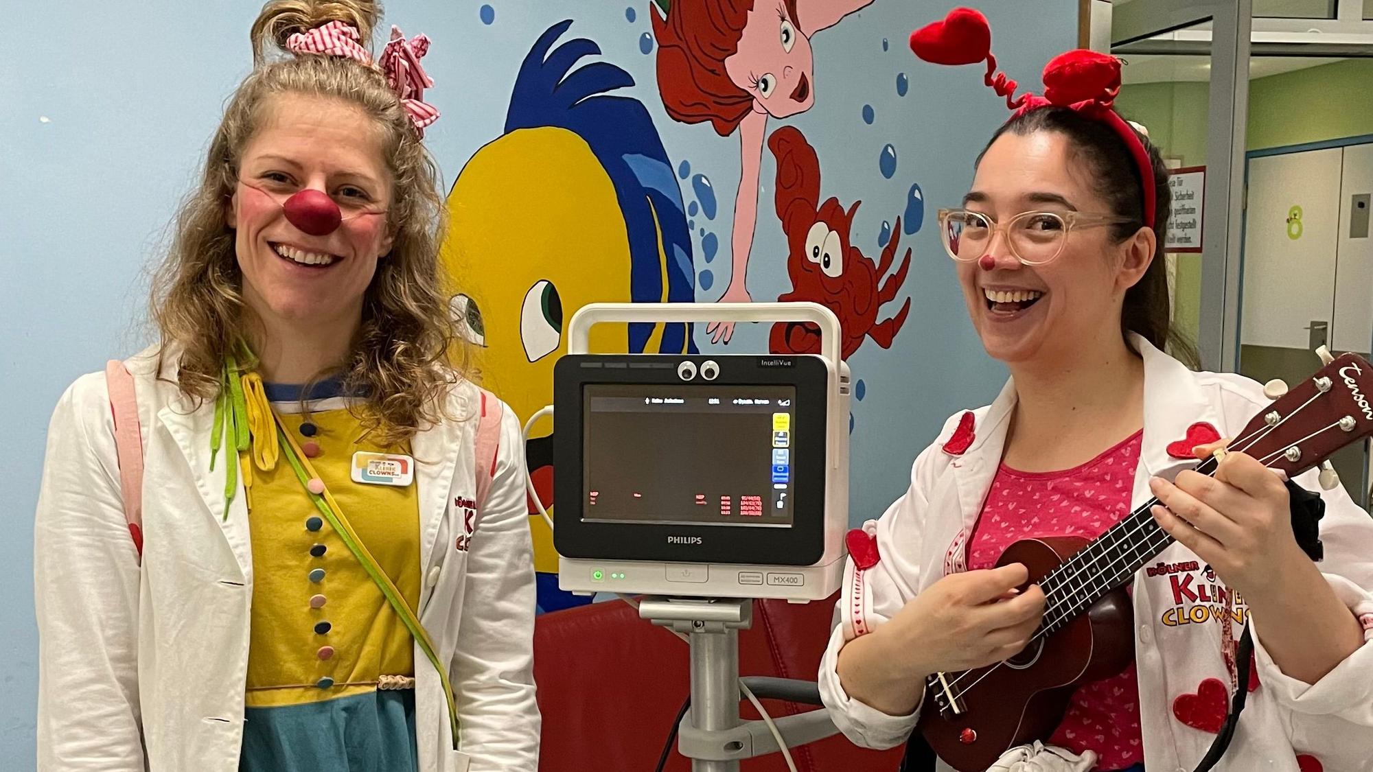 Die beiden Klinikclowns Pippa Plunda (Christina Wiesemann) und Pimpi (Pia Strömer) besuchen zweimal in der Woche die Kinderstation der Kölner Uniklinik.