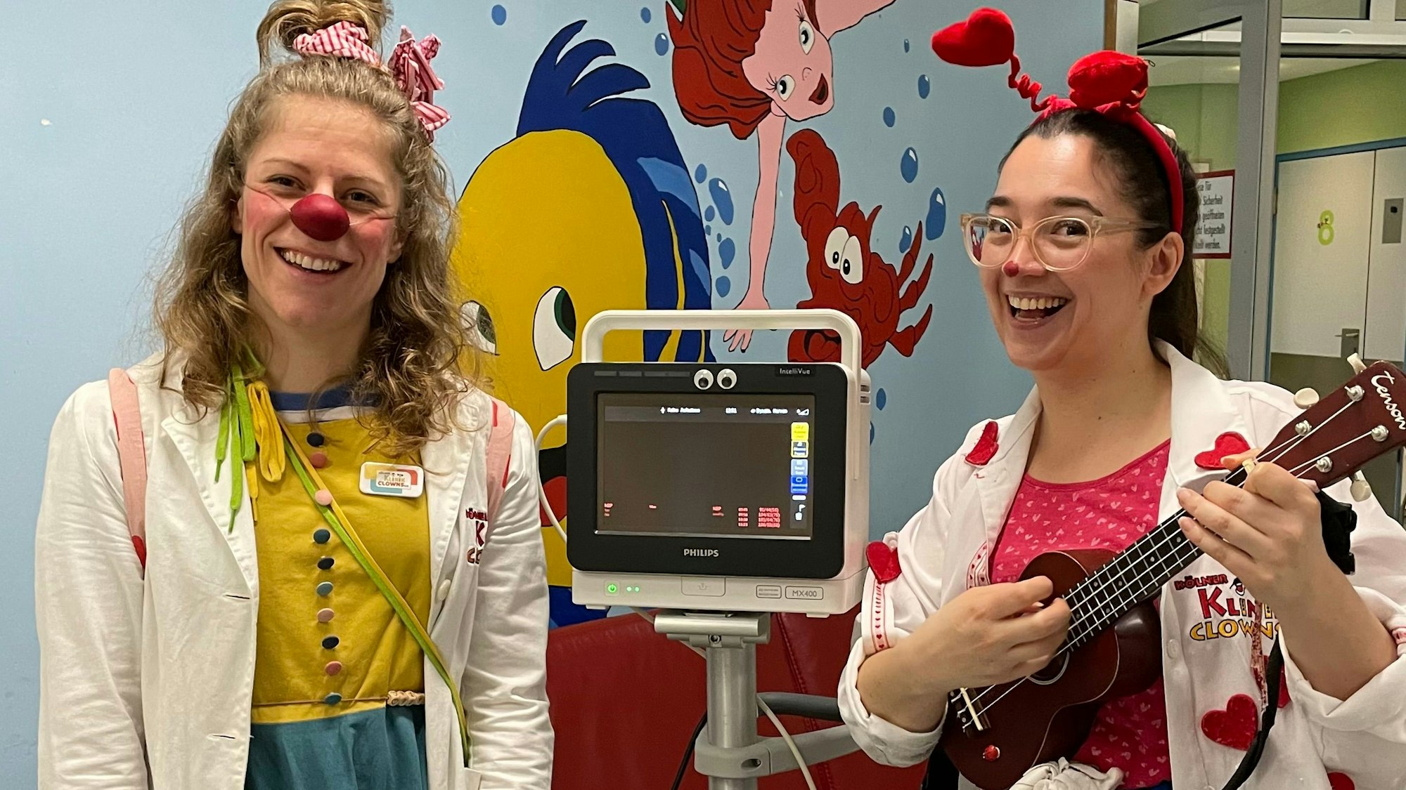 Die beiden Klinikclowns Pippa Plunda (Christina Wiesemann) und Pimpi (Pia Strömer) besuchen zweimal in der Woche die Kinderstation der Kölner Uniklinik.