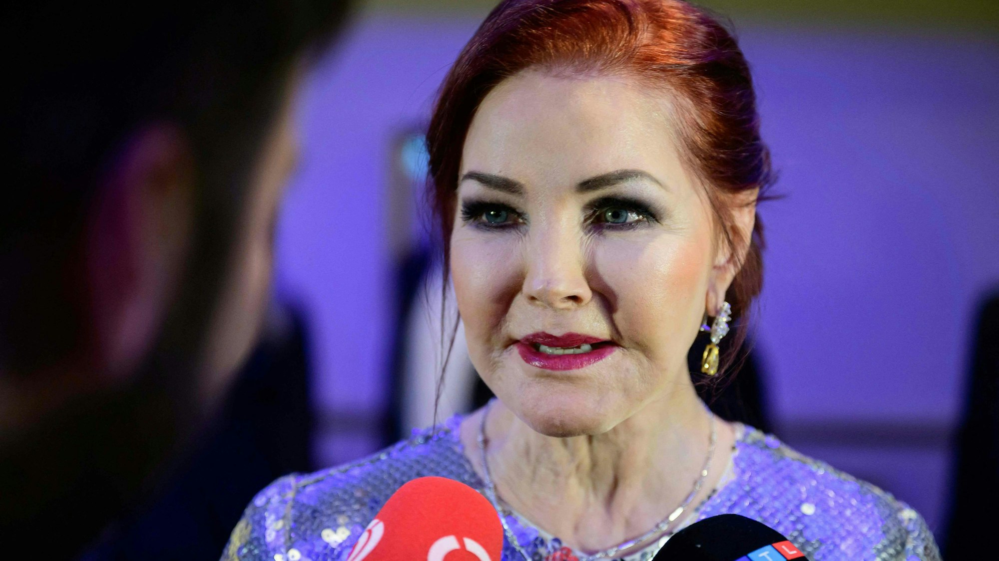 US-Schauspielerin Priscilla Presley (l) beim Interview im Rahmen des Wiener Opernballs.