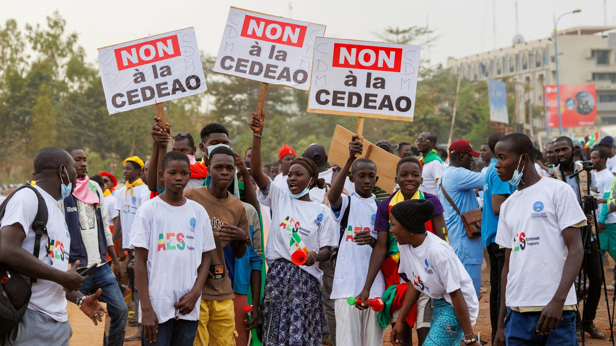 Supporter of the Alliance Of Sahel States (ASS) hold placards reading no to ECOWAS during a rally to celebrate Mali, Burkina Faso and Niger leaving the Economic Community of West African States (ECOWAS) in Bamako on February 1, 2024. (Photo by OUSMANE MAKAVELI / AFP)