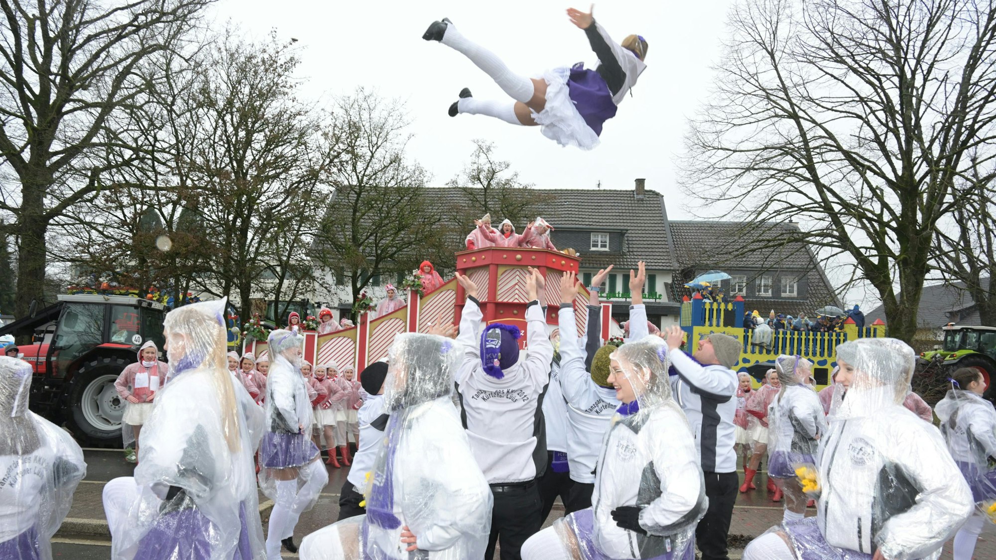 Das Foto zeigt die Kürtener Lüüs beim Karnevalszug in Bechen