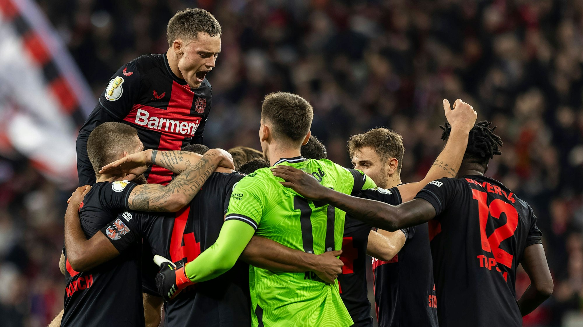 Florian Wirtz feiert mit seinen Mitspielern den Einzug ins DFB-Pokal-Halbfinale.