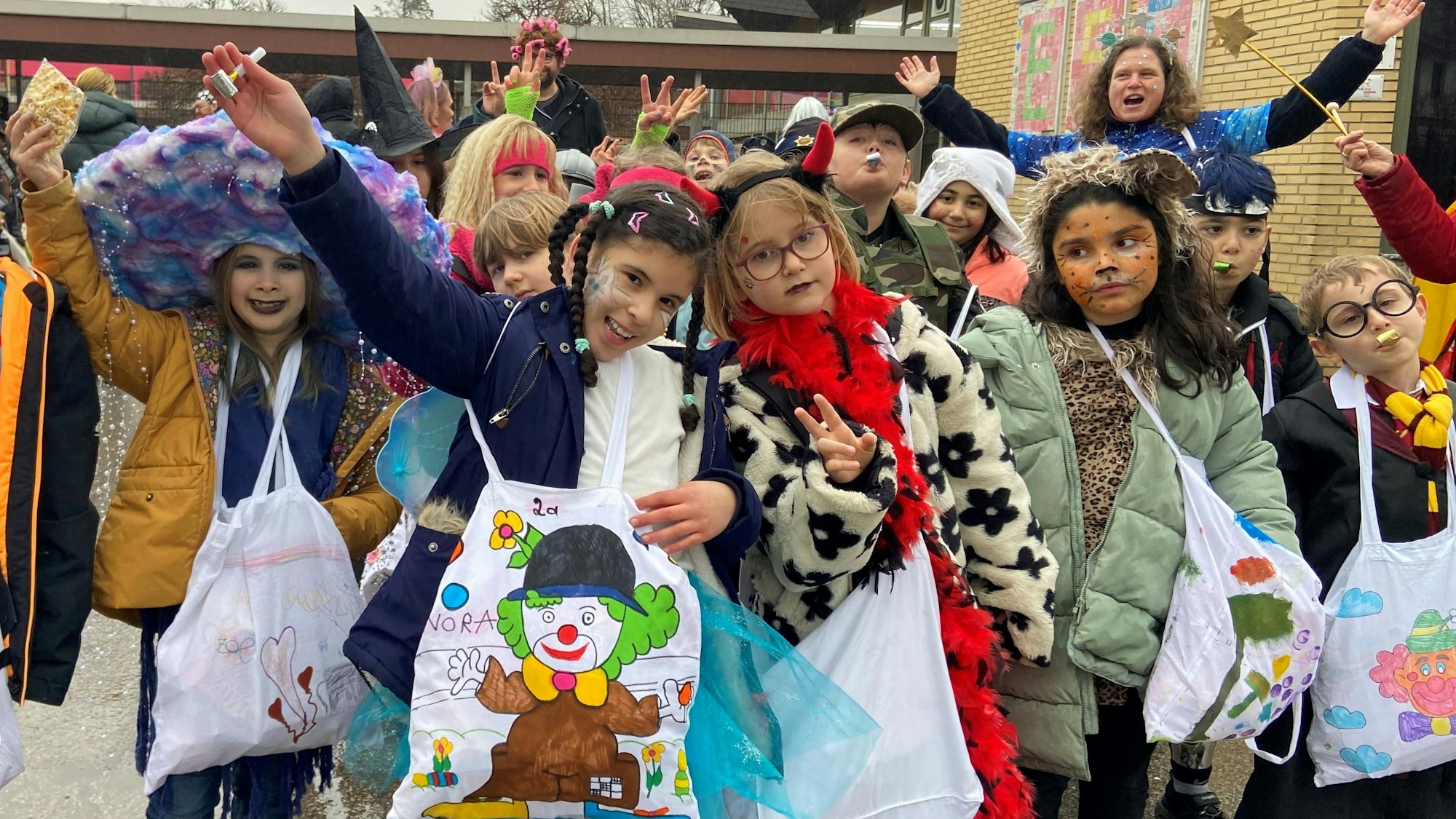 Auf dem Bild sind verkleidete Kinder zu sehen.