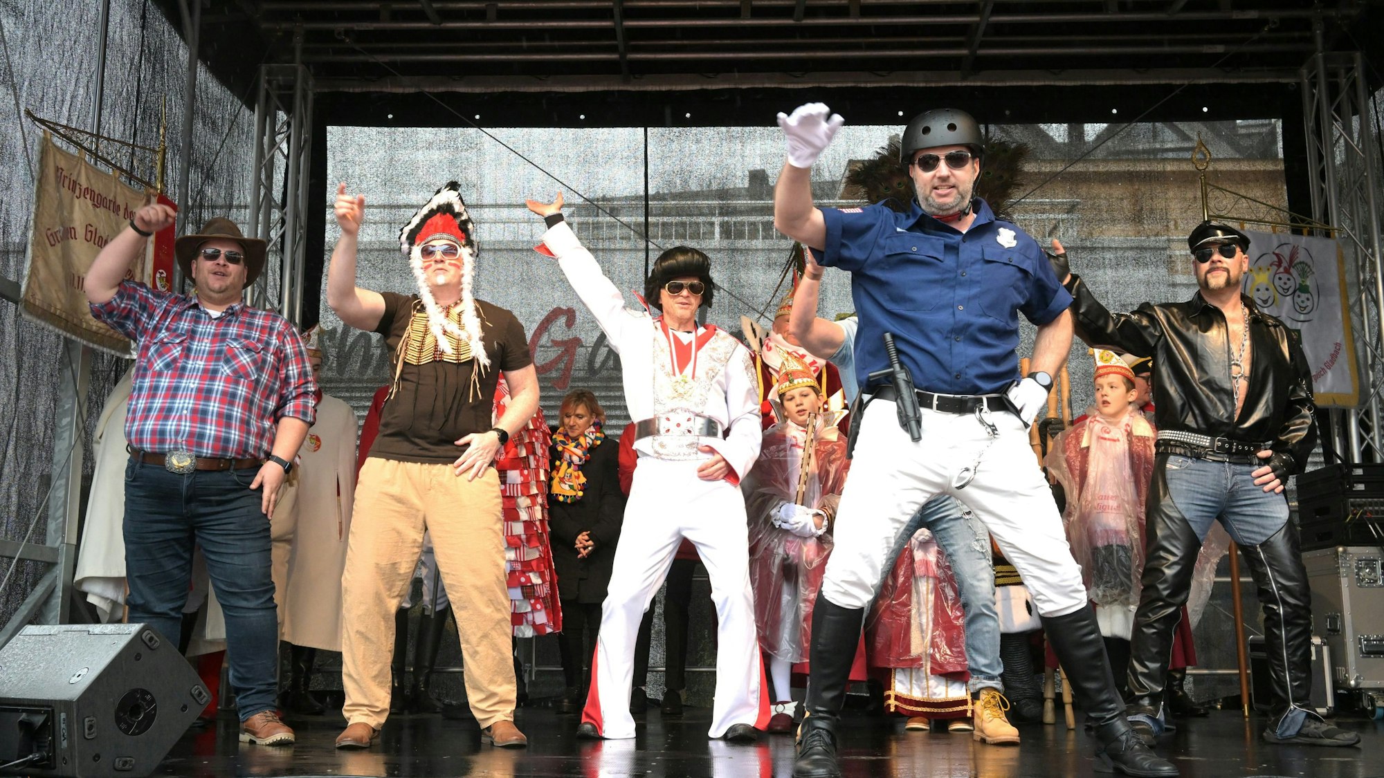 Bürgermeister Frank Stein wird als Elvis Teil einer Boy-Group.