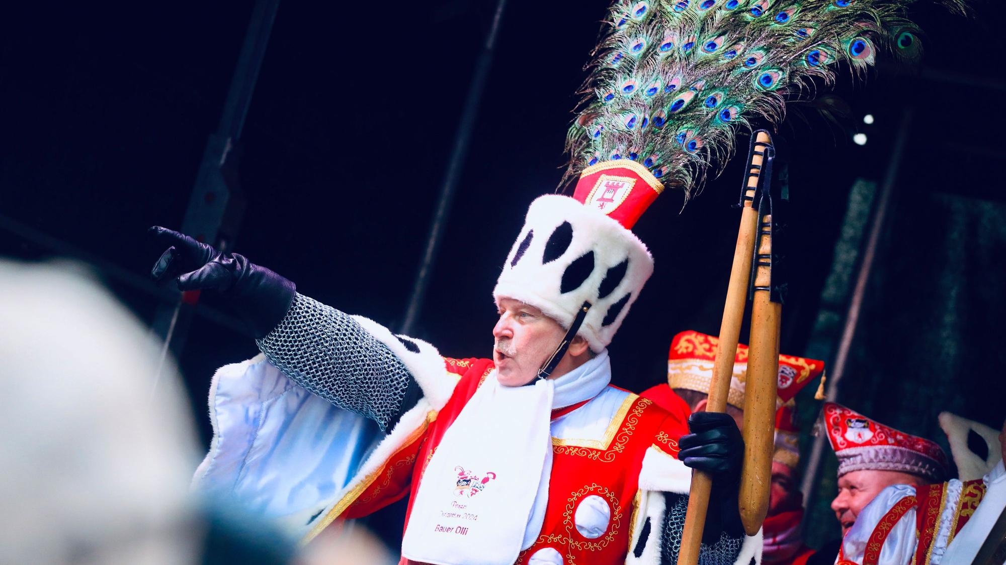 Bauer Olli (Olaf Jordan) vom Porzer Dreigestirn auf der Bühne bei der Eröffnung des Straßenkarnevals in der Porzer Innenstadt.