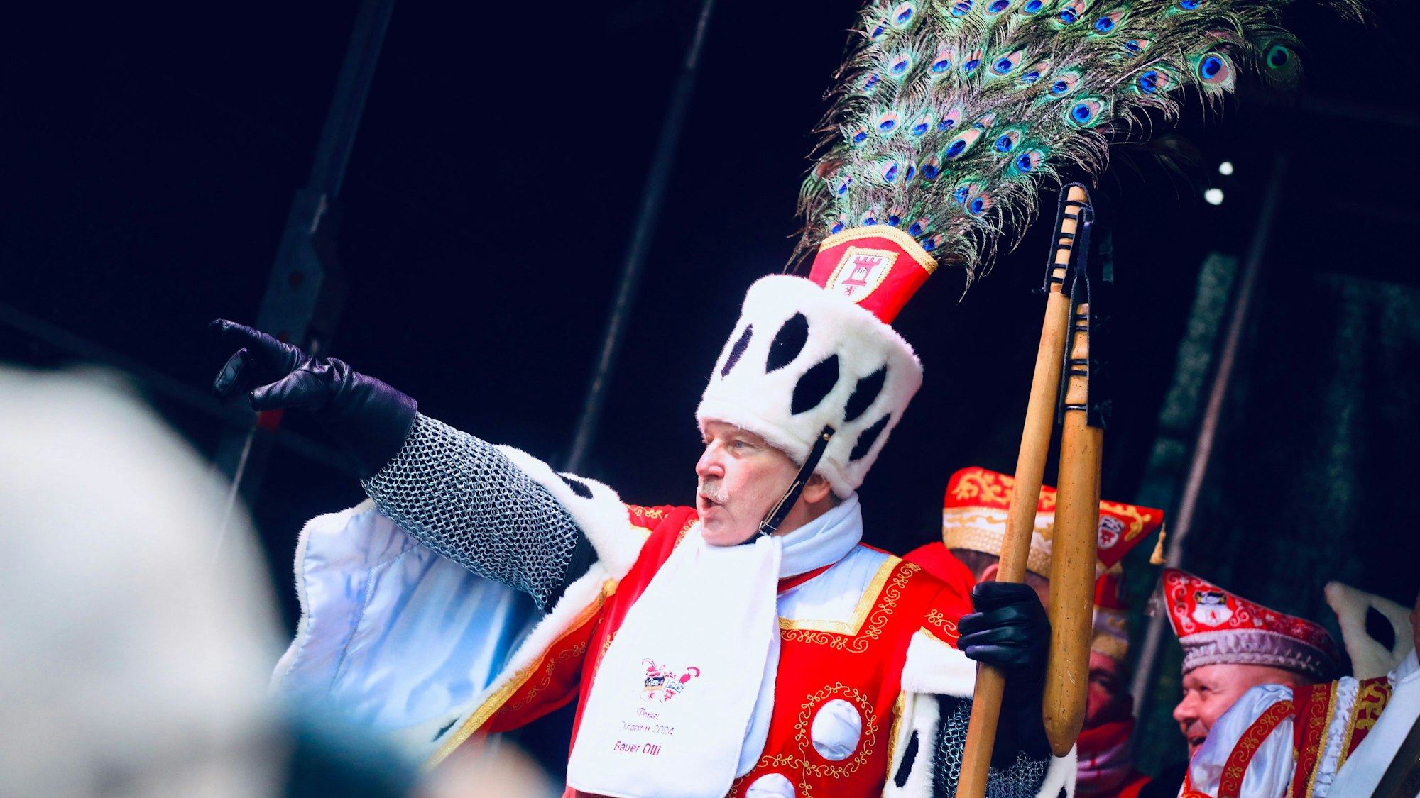 Bauer Olli (Olaf Jordan) vom Porzer Dreigestirn auf der Bühne bei der Eröffnung des Straßenkarnevals in der Porzer Innenstadt.