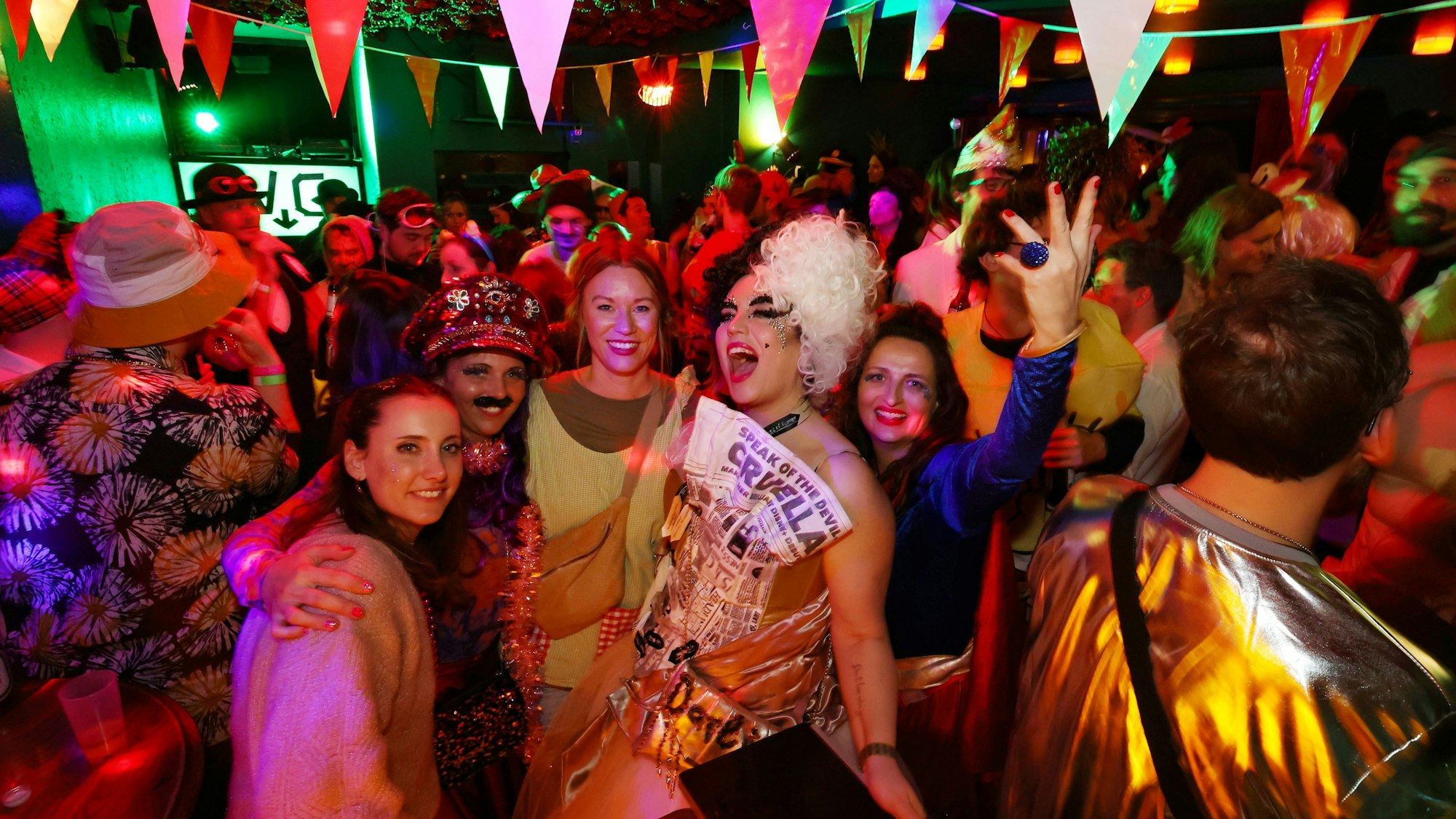 Kneipenkarneval in den Hängenden Gärten in Ehrenfeld