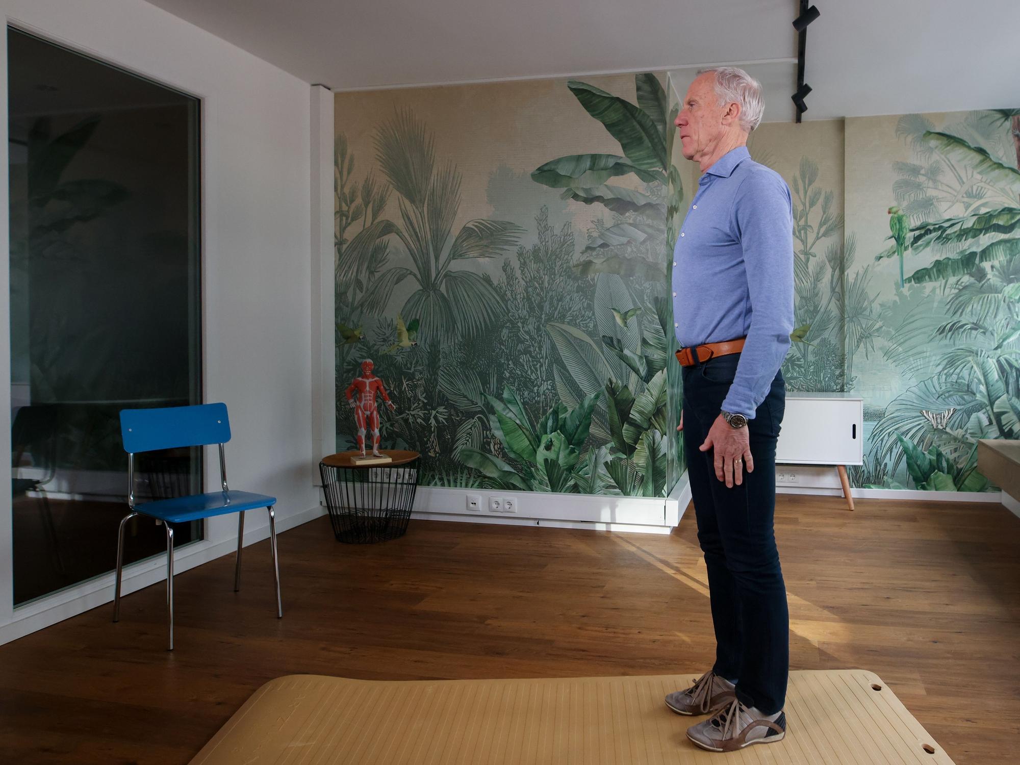 Ingo Froböse zeigt die Ausgangsposition der Übung Lunge.