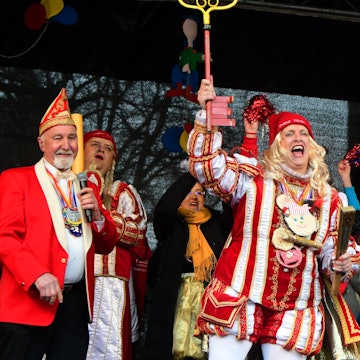 Am Weiberdonnerstag hält Prinz Nicki von Iversheim präsentiert den Stadtschlüssel von Bad Münstereifel in die Höhe. Die Jecken haben die Regentschaft übernommen.