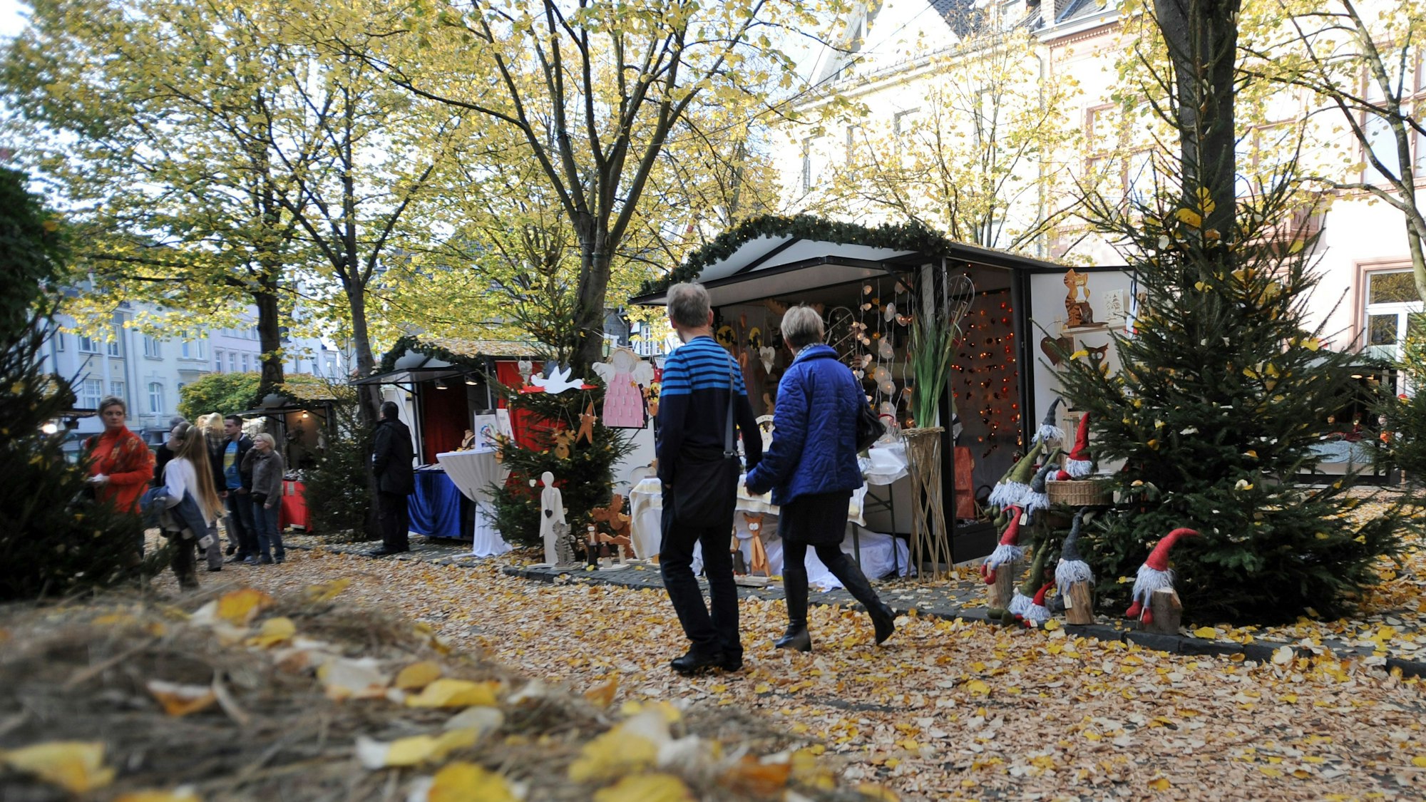Besucher betrachten am 24.10.2012 auf dem Martinimarkt in Bad Honnef (Nordrhein-Westfalen) die Auslagen der Aussteller.