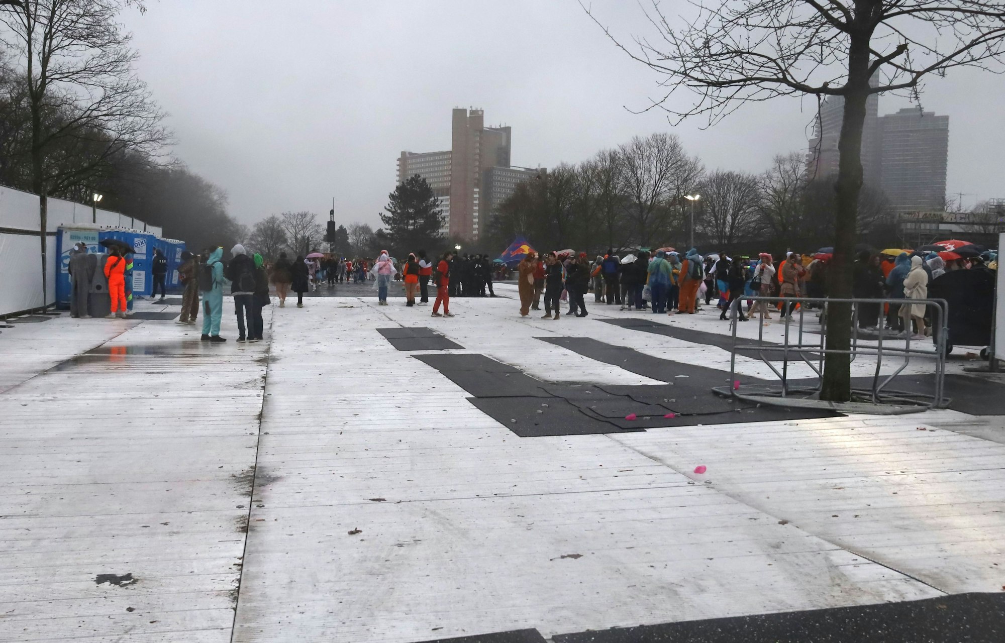 Die Ausweichfläche an den Uniwiesen fast leer.