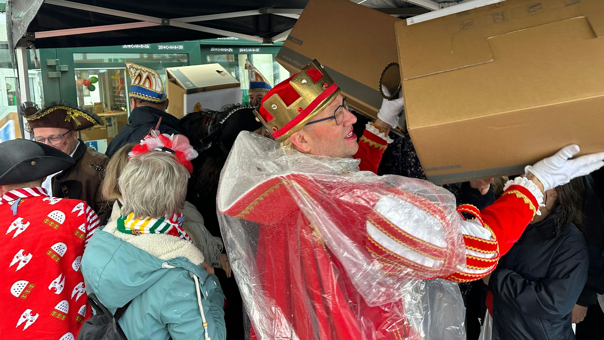 Rathaussturm Neunkirchen-Seelscheid, Jungfrau Stefanie vom Dreigestirn aus Hermerath hilft bei der Beseitigung der Barrikade vor der Rathaustüre.