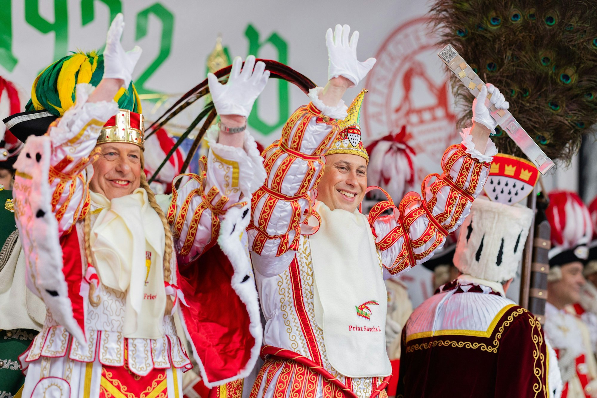 Prinz Sascha (M), Jungfrau Frieda (l) und Bauer Werner vom Kölner Dreigestirn feiern an Weiberfastnacht die Eröffnung des Straßenkarnevals auf dem Alter Markt.