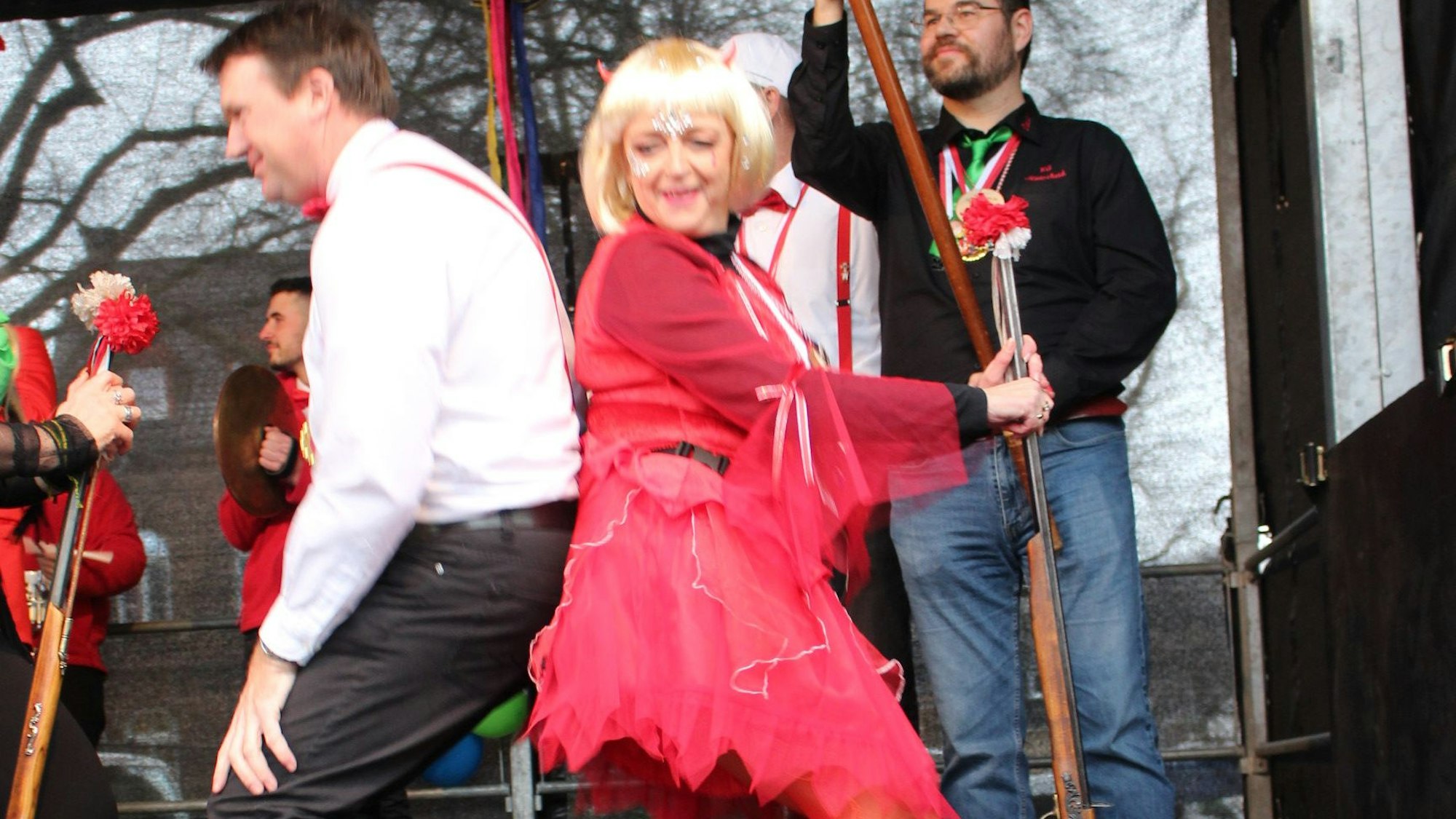 Stippefötche mit der Bürgermeisterin tanzt ein Eifellandfunk mit Bürgermeisterin Sabine Preiser-Marian zum Tanz.