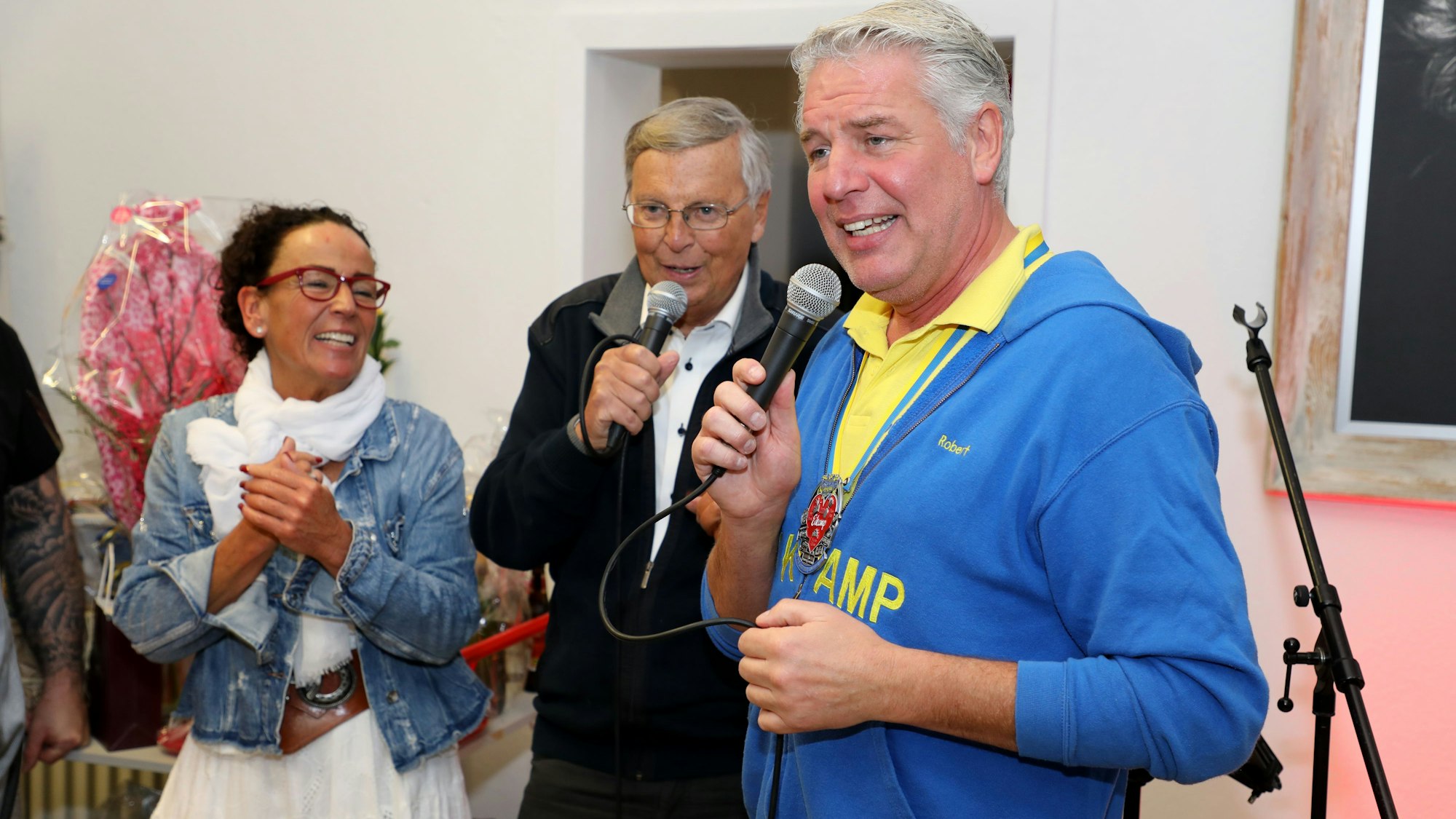 Odenthals Bürgermeister Robert Lennerts (r.) und Ex-Bundestagsabgeordneter Wolfgang Bosbach singen – Heike Funk klatscht begeistert.