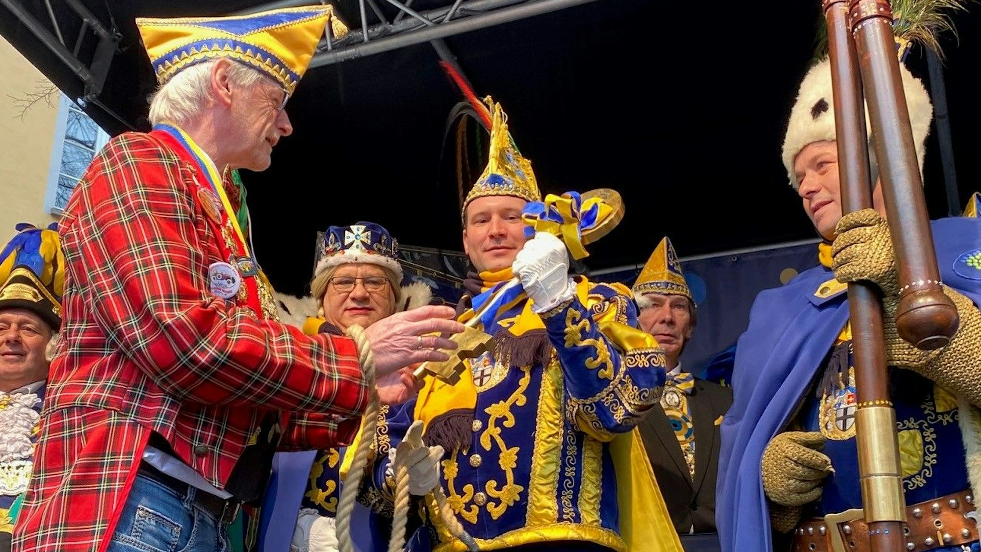 Zu sehen ist Bürgermeister Dieter Freytag bei der Übergabe des Schlüssels.