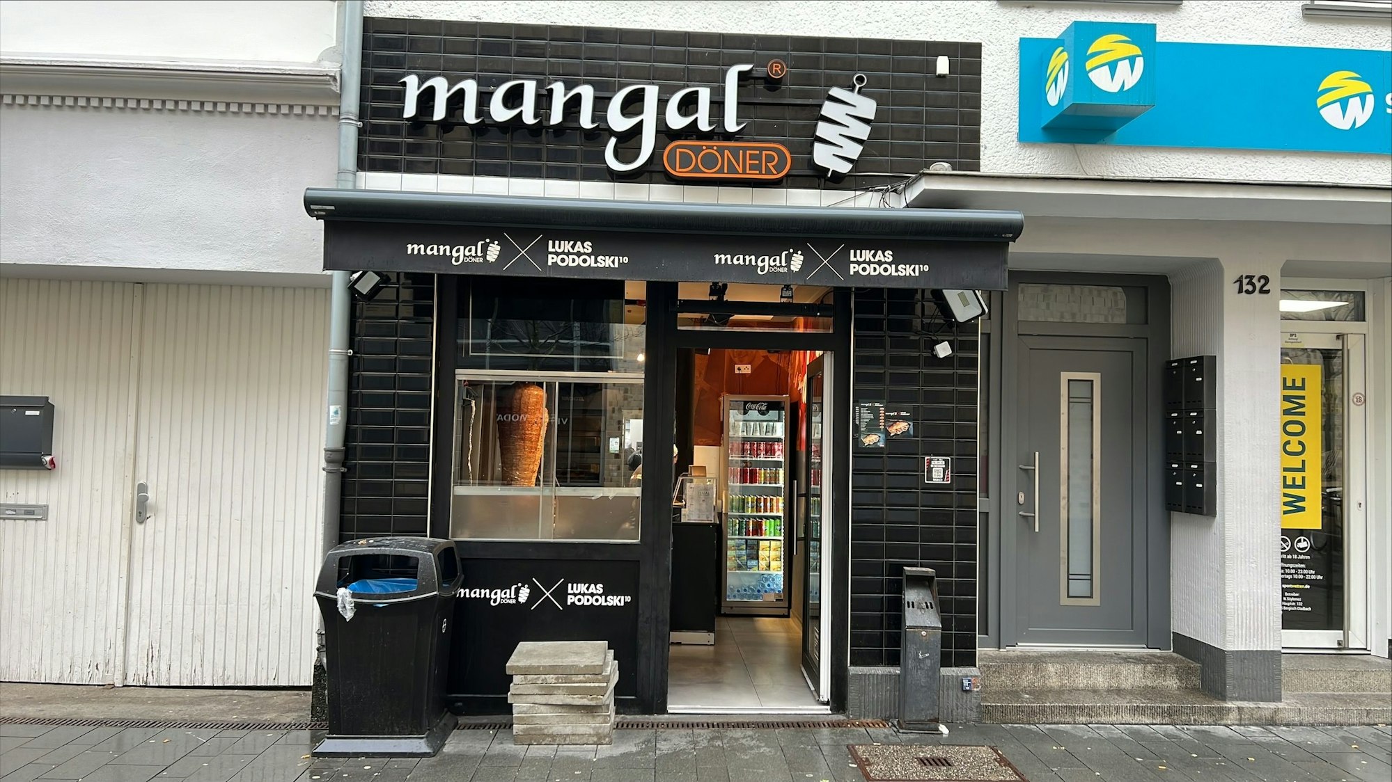 Das Mangal Döner Restaurant in der Bergisch Gladbcher Innenstadt von außen.