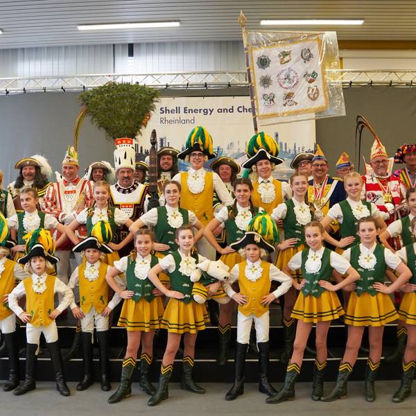 Auf dem Foto sind Karnevalisten zu sehen, die am Shell-Standort Köln-Godorf aufgetreten sind.