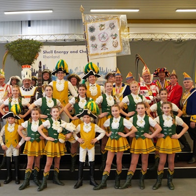 Auf dem Foto sind Karnevalisten zu sehen, die am Shell-Standort Köln-Godorf aufgetreten sind.
