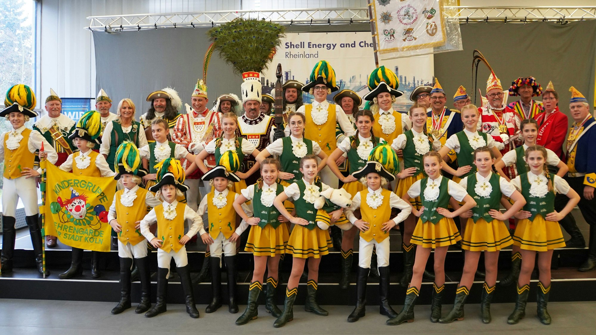 Auf dem Foto sind Karnevalisten zu sehen, die am Shell-Standort Köln-Godorf aufgetreten sind.