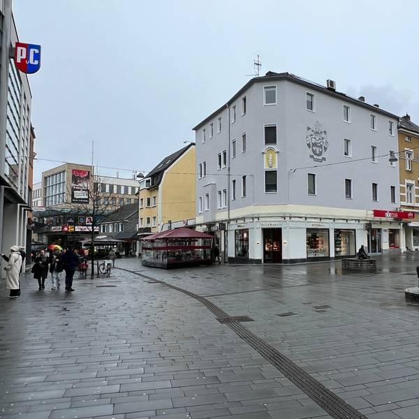 Die Innenstadt von Bergisch Gladbach mit Geschäften.