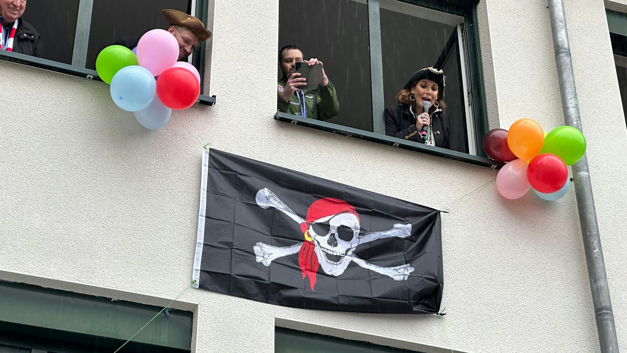 Rathaussturm Neunkirchen-Seelscheid: Bürgermeisterin Nicole Berka (rechts) verteidigt als Oberpiratin die Verwaltungshochburg.