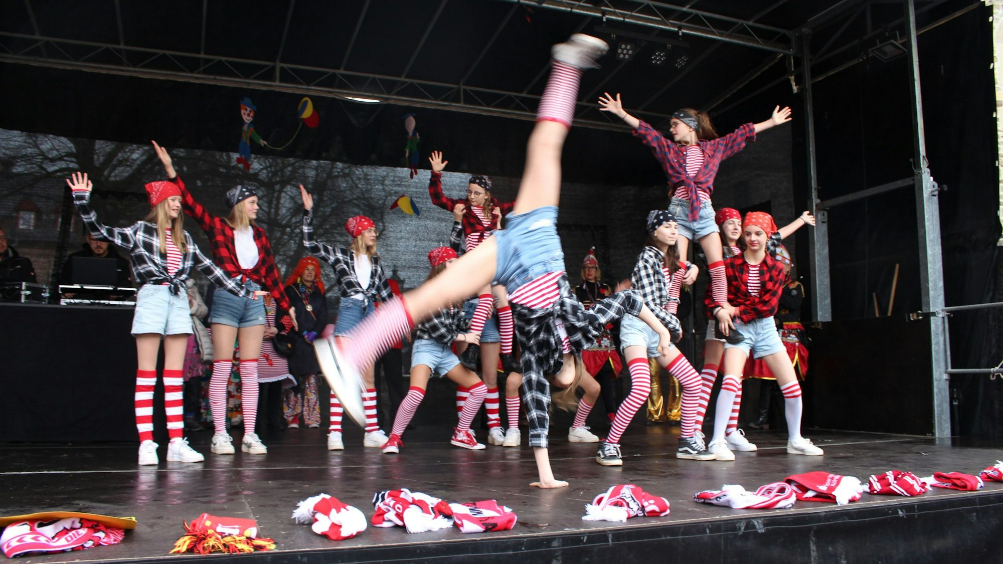 Die „Tanzmäuse“ der kfd Bad Münstereifel tanzen auf der Bühne.