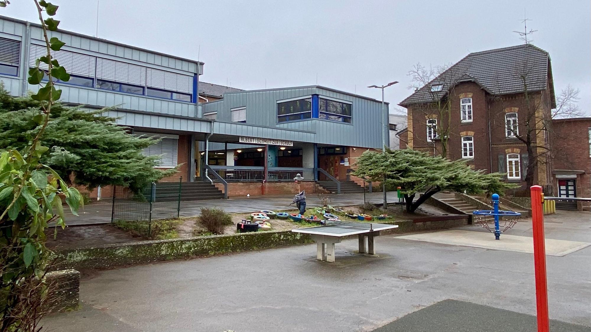 Auf dem Foto ist der Gebäudekomplex der Albert-Schweitzer-Schule in Wesseling zu sehen. Sie soll von Mitte 2026 bis Mitte 2028 als erste Grundschule modernisiert werden.