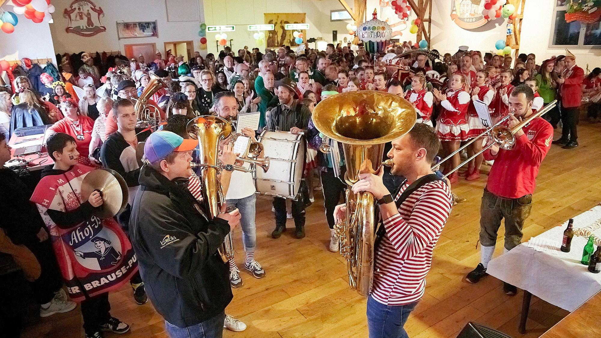 Mit eigener Kapelle gingen die Engelgauer Karnevalisten auf die Bühne. Der Saal ist proppenvoll.