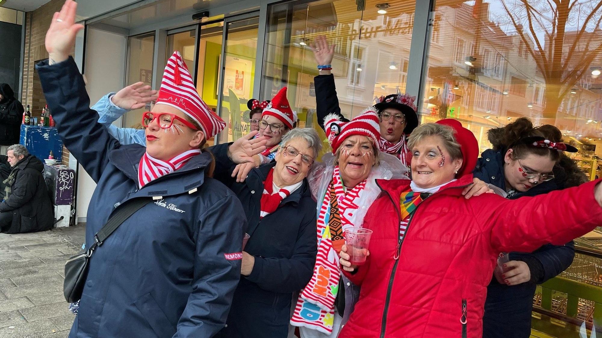 Eine kostümierte Frauengruppe schreit Alaaf.