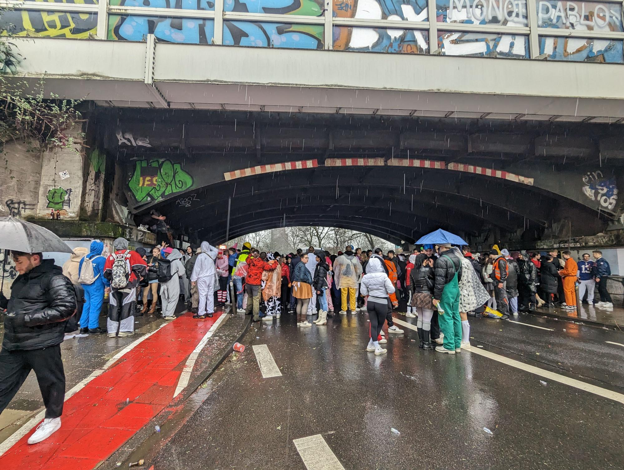 Feiernde unter einer Brücke