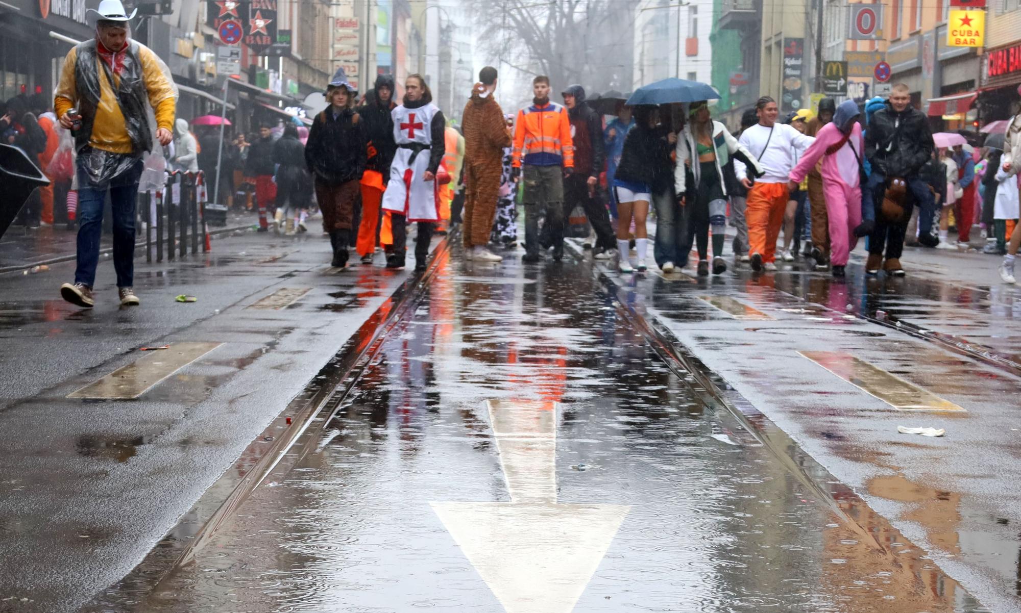 Eine große Pfütze auf der Zülpicher Straße