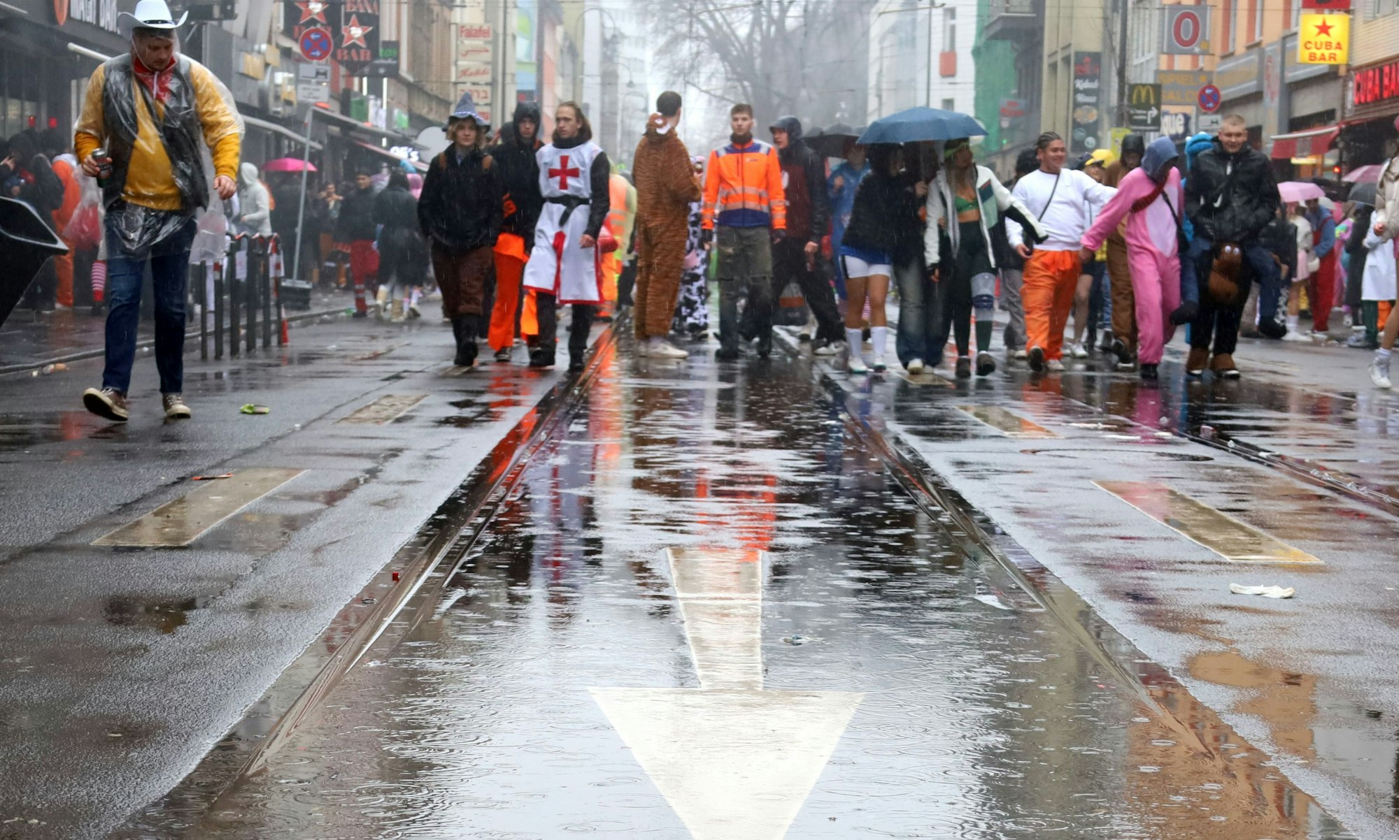 Eine große Pfütze auf der Zülpicher Straße