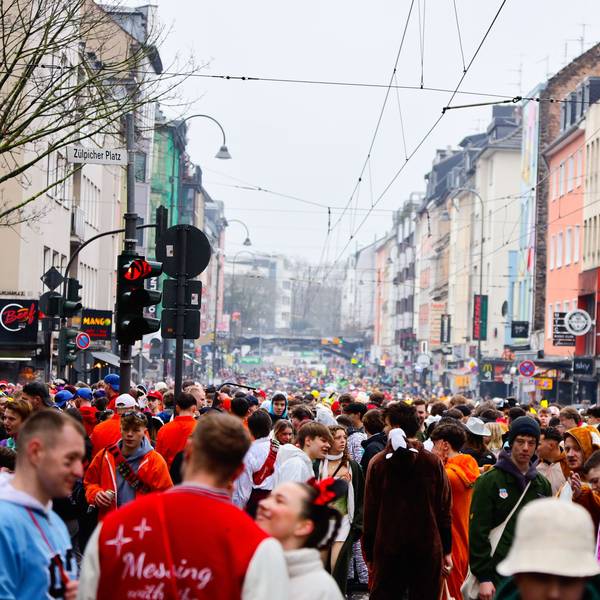 Junge Verkleidete auf der Zülpicher Straße