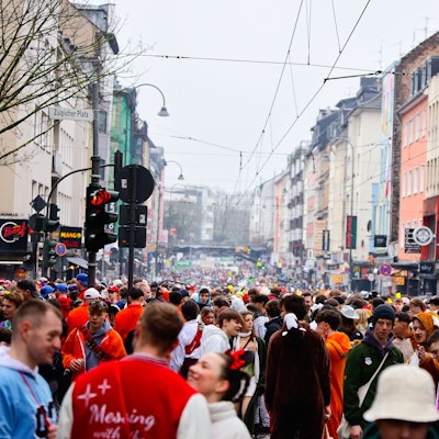 Junge Verkleidete auf der Zülpicher Straße