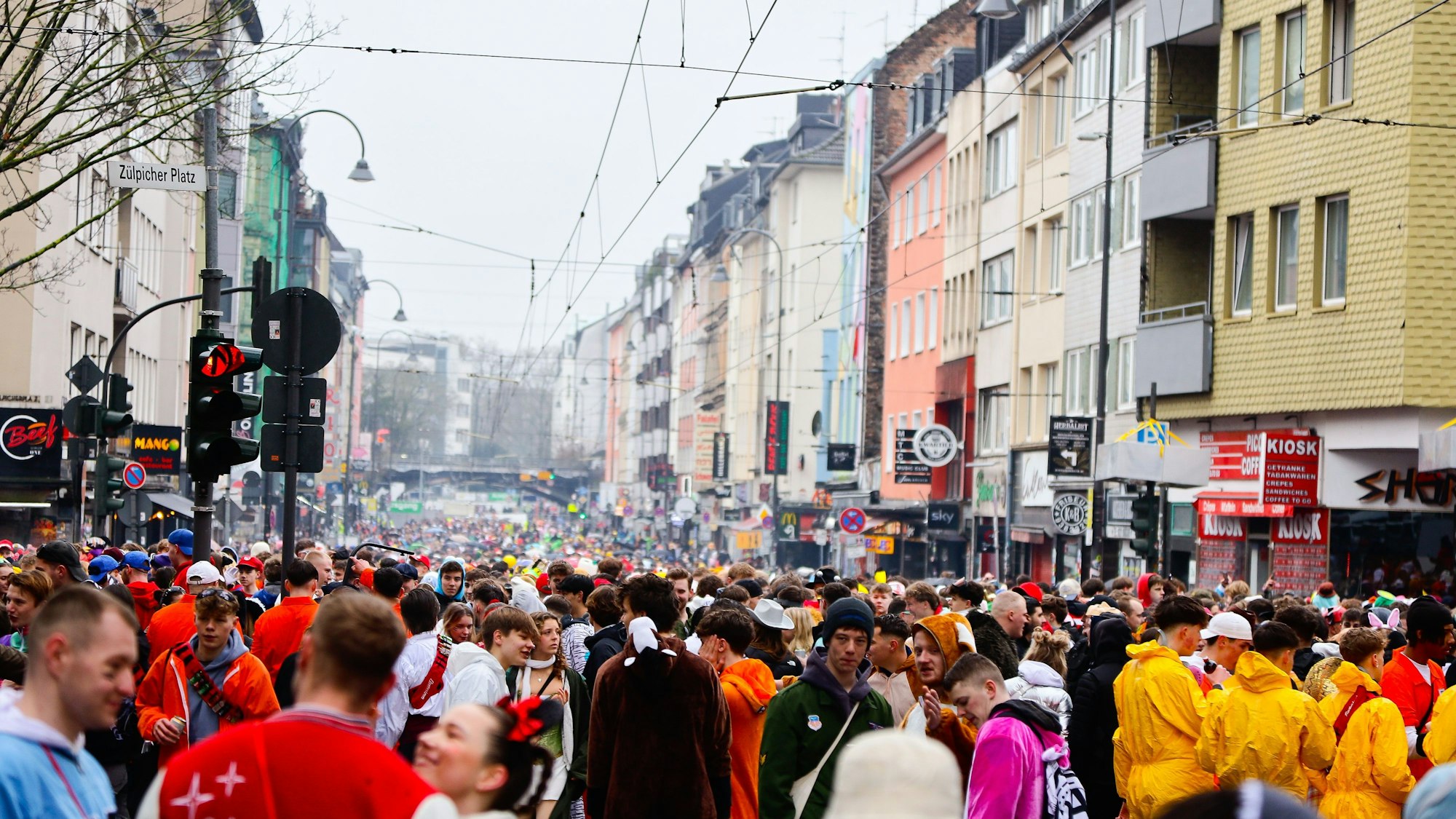 Die rappelvolle Zülpicher Straße an Weiberfastnacht