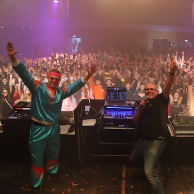 In der Halle Meiersheide feierten mehr als 800 Jugendliche Weiberfastnachtsparty.