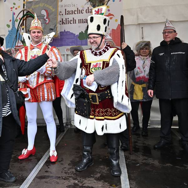 Rösraths Bürgermeisterin Bondina Schulze übergab den Rathausschlüssel an das männliche Dreigestirn. Bauer Andreas nahm ihn entgegen.