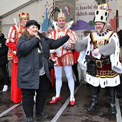 Rösraths Bürgermeisterin Bondina Schulze übergab den Rathausschlüssel an das männliche Dreigestirn. Bauer Andreas nahm ihn entgegen.