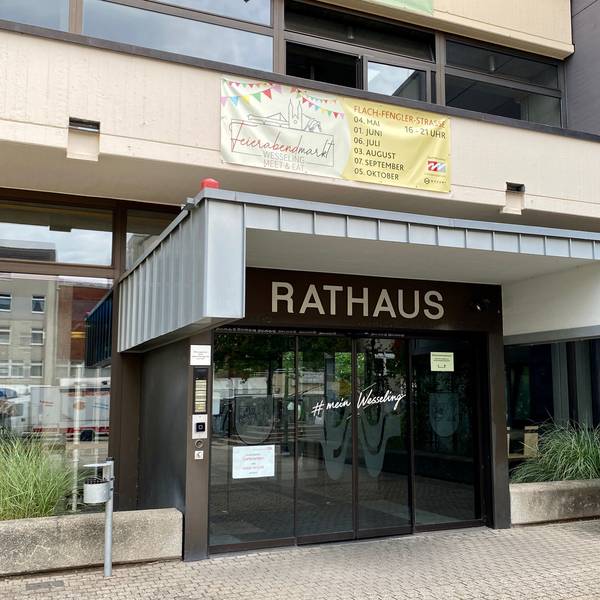 Auf dem Foto ist der Eingang des Wesselinger Rathauses zu sehen.
