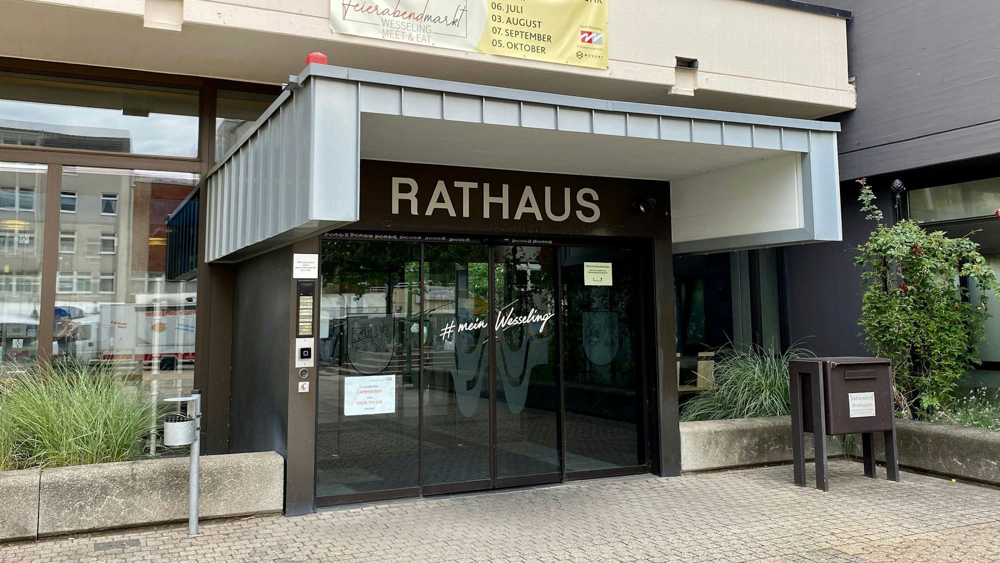 Auf dem Foto ist der Eingang des Wesselinger Rathauses zu sehen.