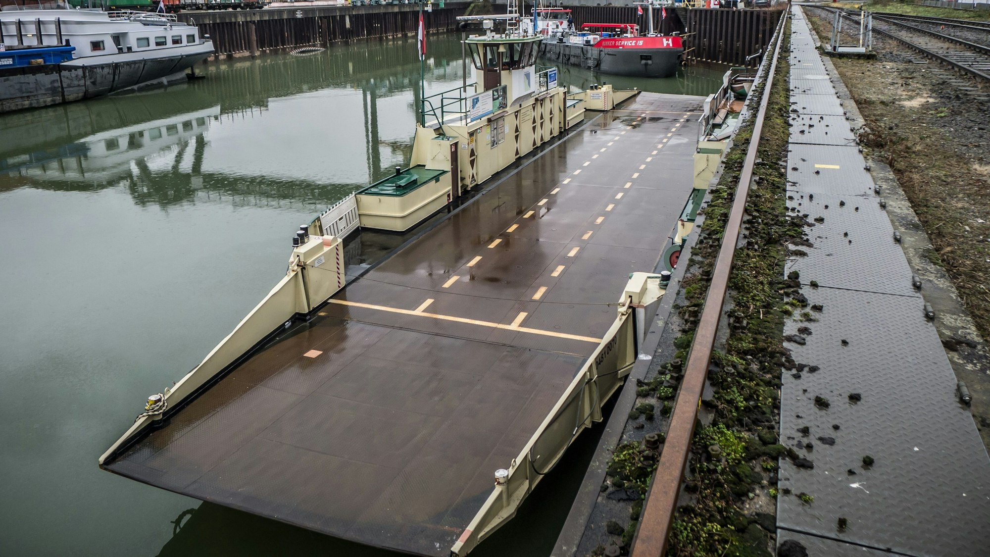 Die „Fritz Middelanis“ liegt nach wie vor im Niehler Hafen.Ralf Krieger