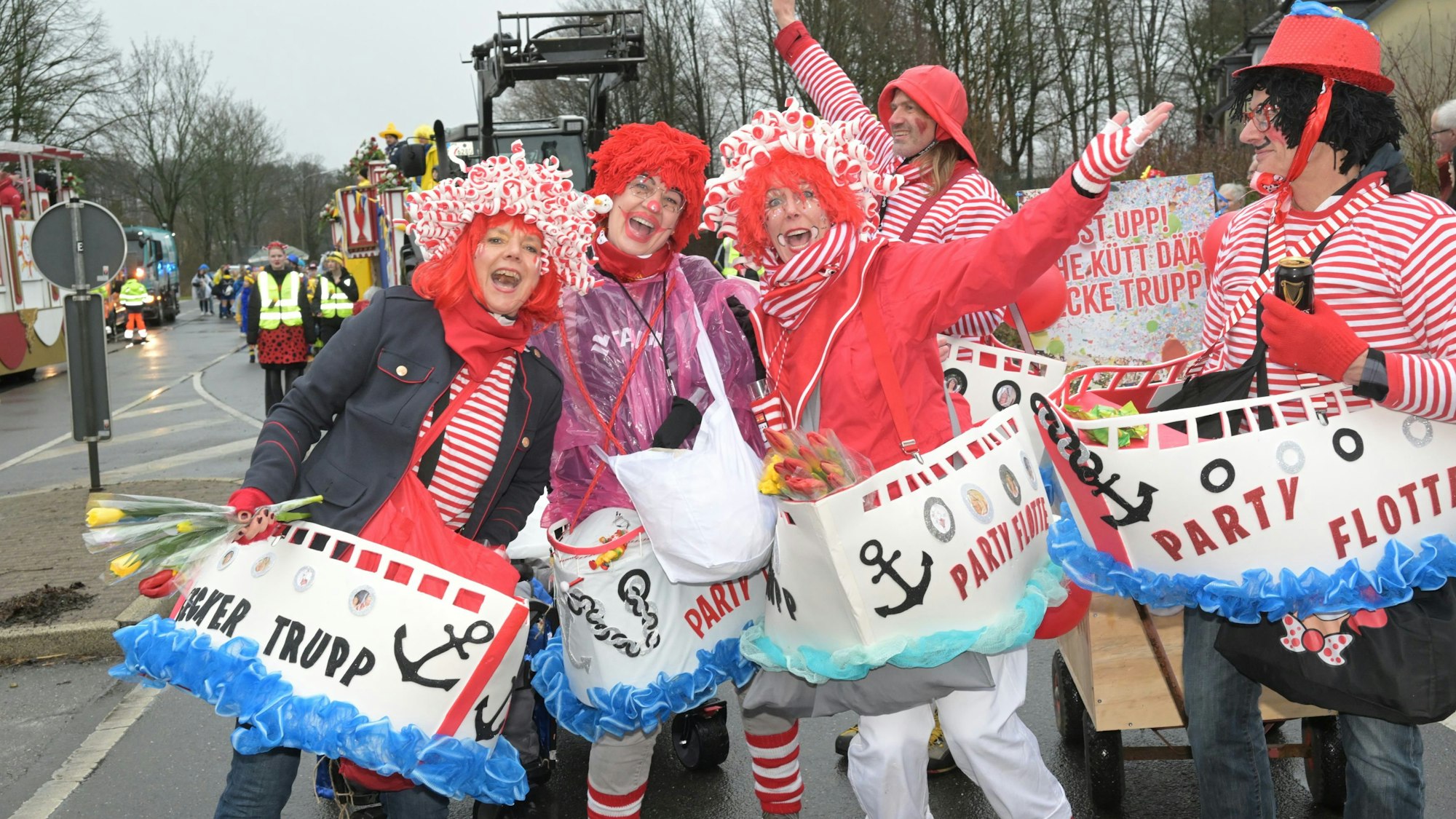 Das Foto zeigt den Jecken Trupp beim Zug in Bechen