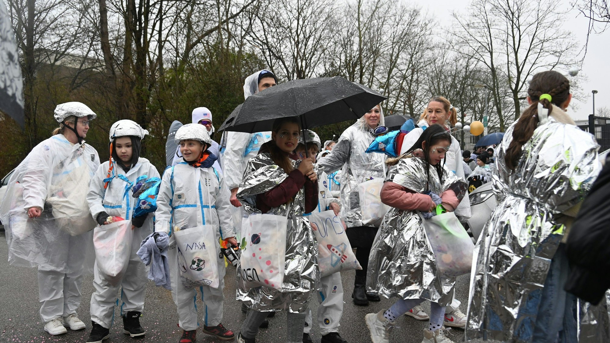 Kleine Raumfahrer brauchten einen Schirm beim Zug in Kaster.