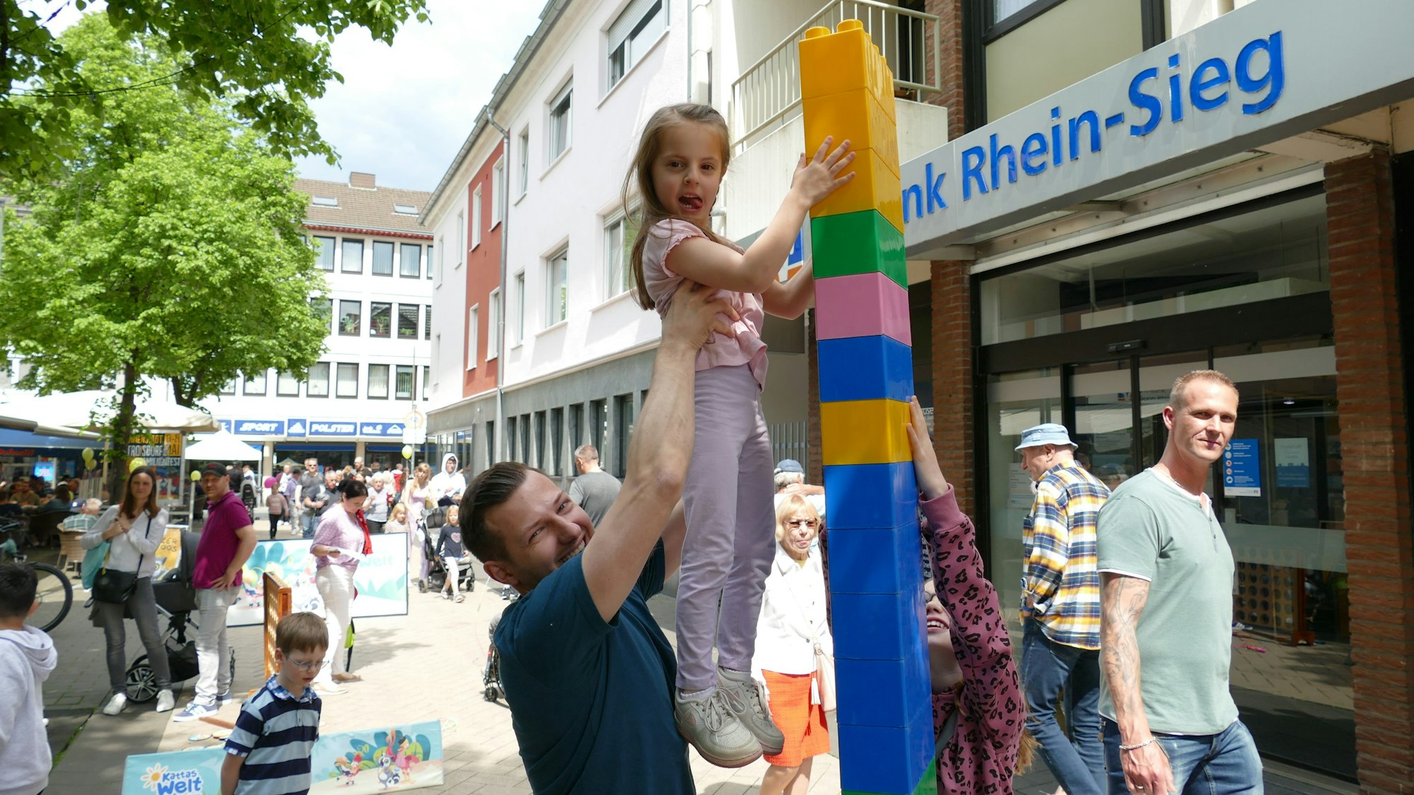 Emilia (5) baut mit Papa Philipp Ballas und Freundin Amelie (10) einen Turm beim Troisdorfer Familienfest 2023.