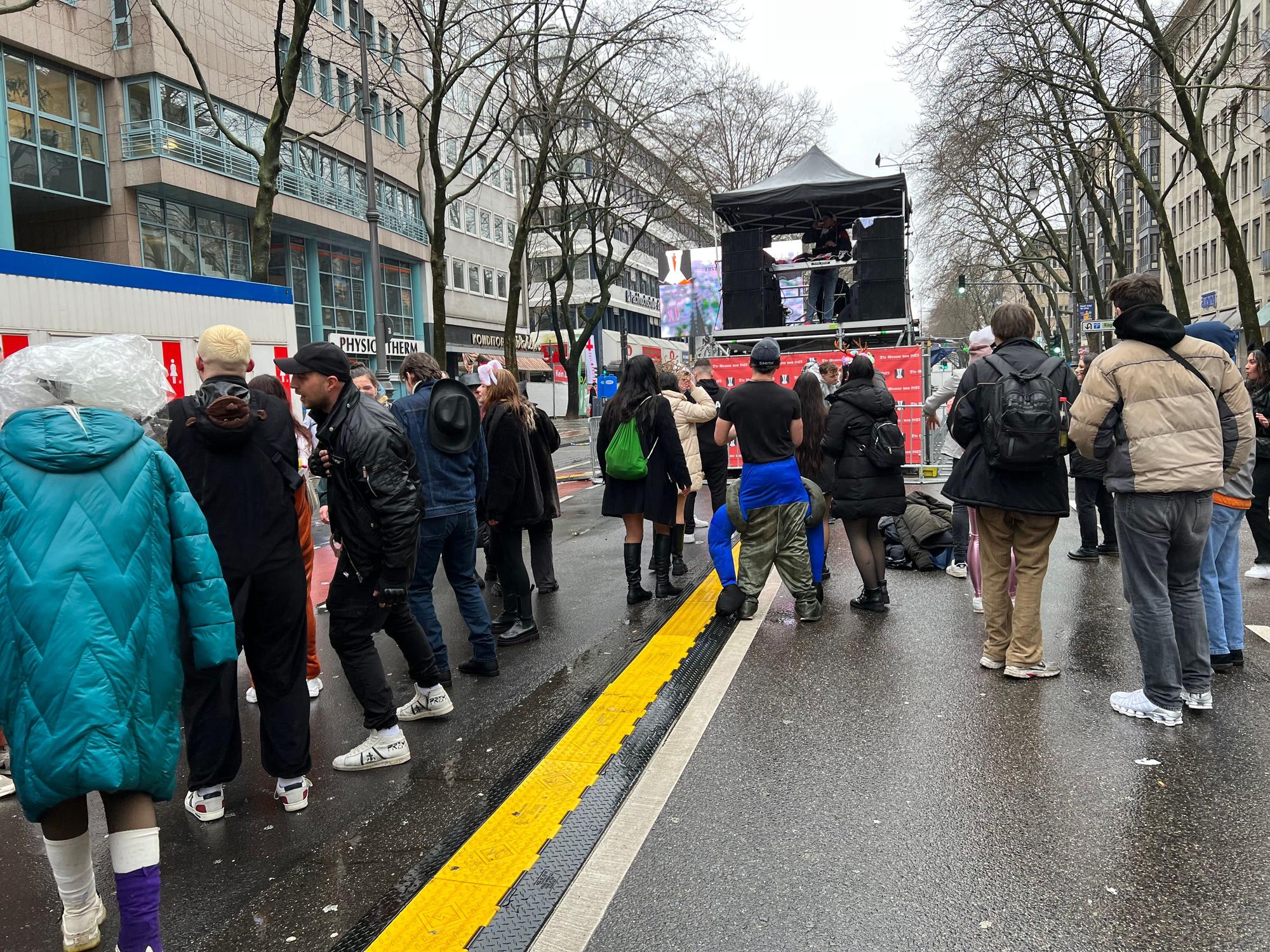 Auf einer Zwischenbühne hat ein DJ Elektro-Musik aufgelegt. Ein paar Feiernde tanzen dazu, doch es ist weit davon entfernt, voll zu sein.
