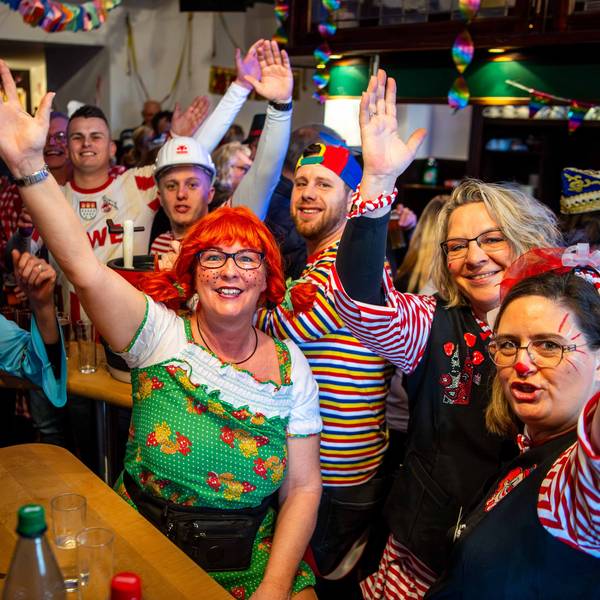Bunt kostümierte Jecke bejubelten den Karneval und die Wiedereröffnung des Maat Stüffjes.
