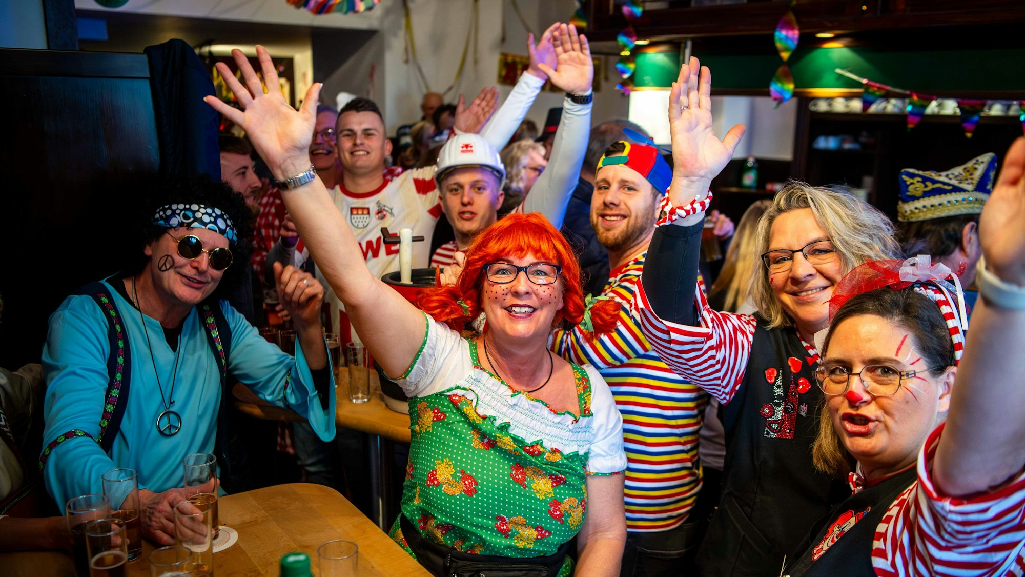 Bunt kostümierte Jecke bejubelten den Karneval und die Wiedereröffnung des Maat Stüffjes.
