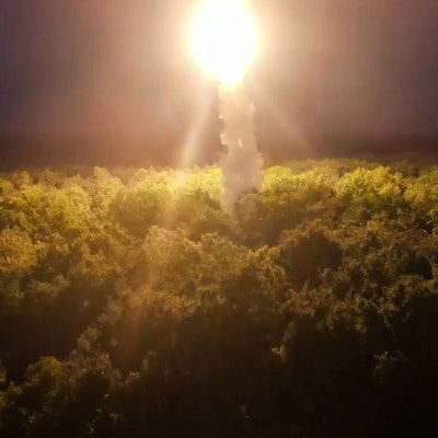 Eine russische Iskander-Rakete beim Start. Auf dem Geländer einer russischen Rüstungsfabrik ist es zu einer heftigen Explosion gekommen. Dort werden auch Iskander, die mit Atomsprengköpfen bestückt werden können, produziert. (Archivbild)