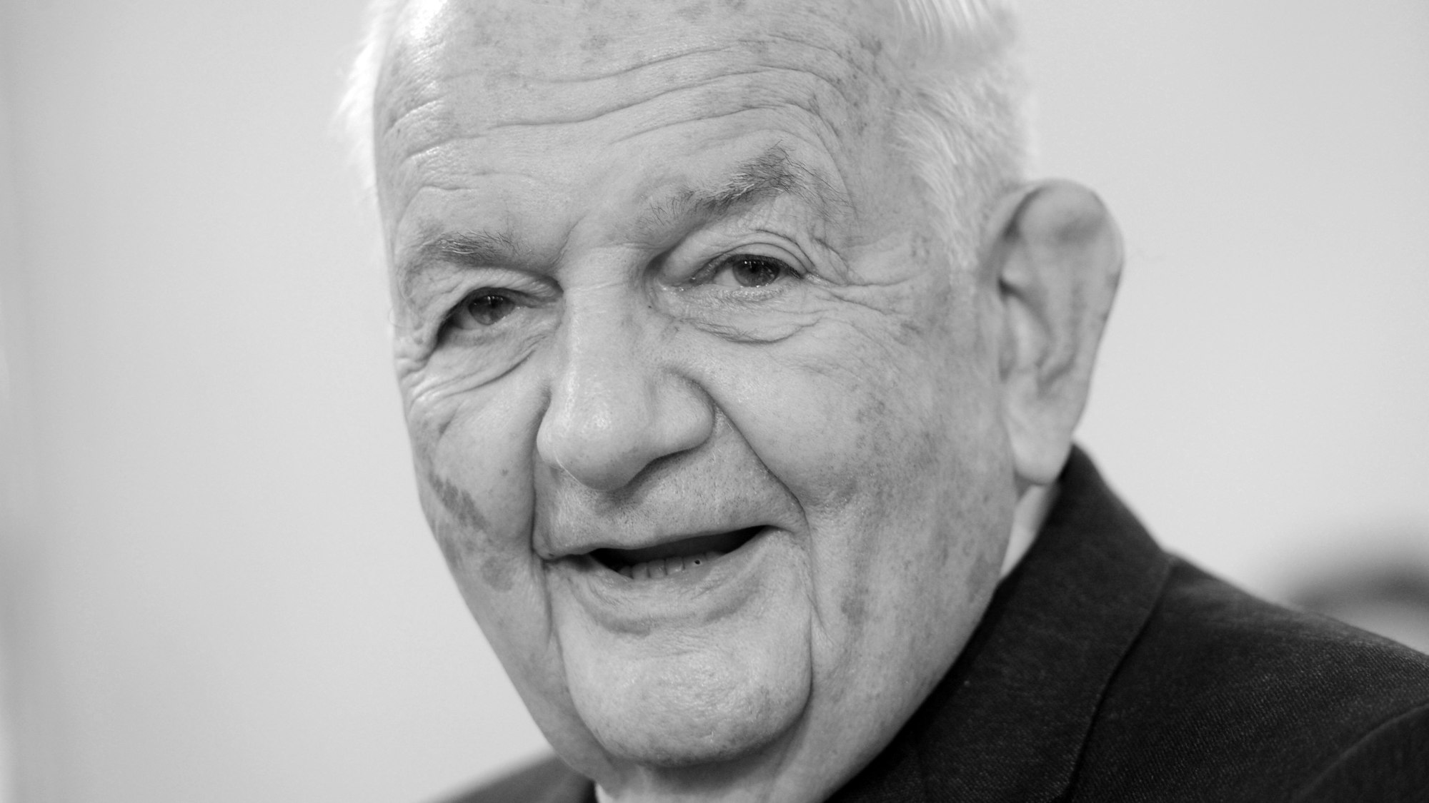 Der Publizist Alfred Grosser blickt in der Paulskirche am Rande der Verleihung des Friedenspreises des Deutschen Buchhandels in die Kamera.